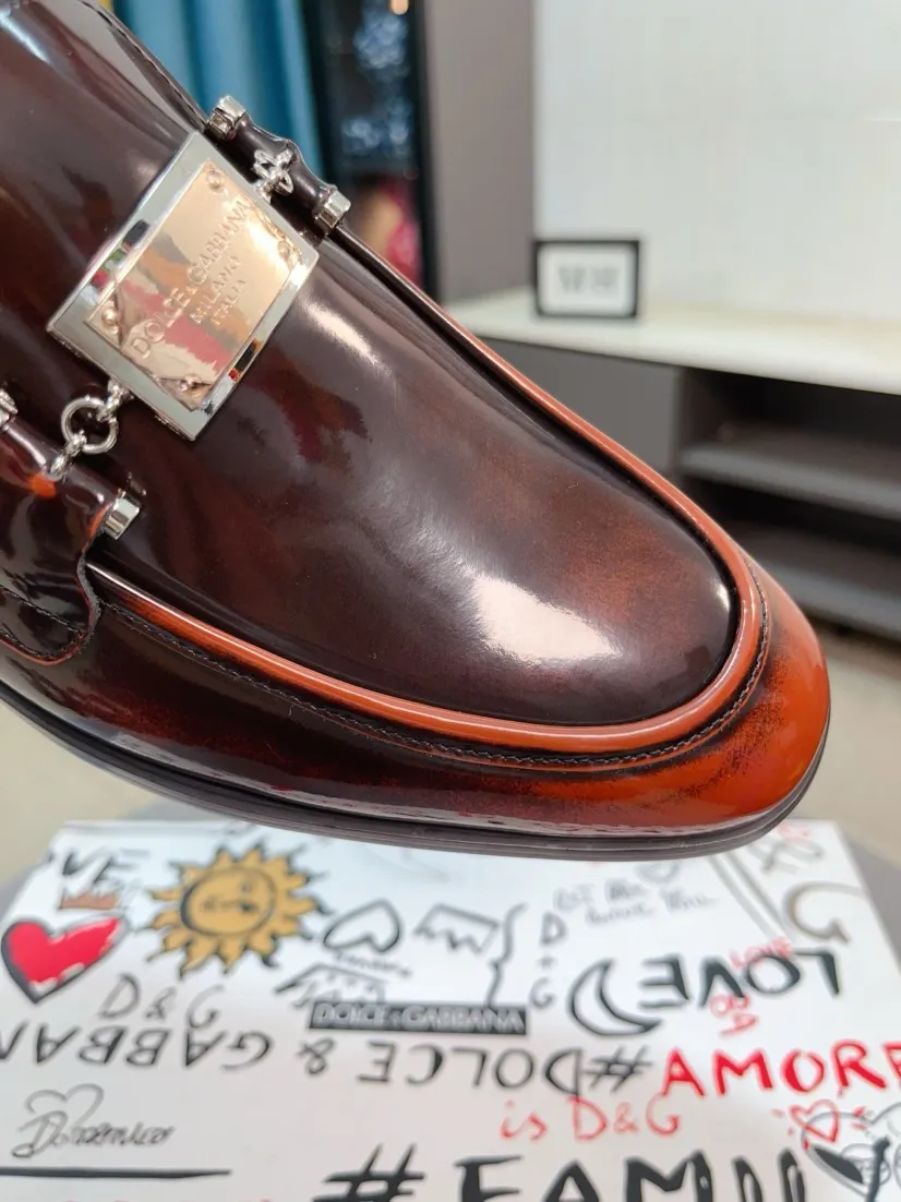 Men's shoes 💰540🌸🌸 [DG Dolce & Gabbana] High-end customized leather shoes. The upper is made of imported calf leather. Original hardware. I believe you will be impressed from the first time you see it. The avant-garde atmosphere can no longer fully interpret its elegance. AAA grade rubber outsole is super comfortable. The original cover last of the counter ensures its original version and quality. The upper is simple and the cowhide lining ensures its comfort and breathability. A pair of truly good shoes has its own unique soul, famous quality, and the first choice for successful people. Regular size 38-44 (45 customized)
